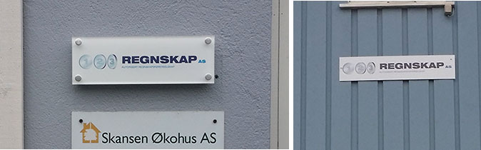 Ferdige skilter på vegg, type acryl skilt ved dør.